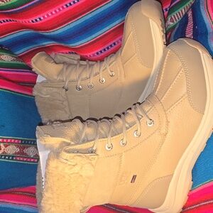 NEW UGG Adirondack Boot III Size 9**